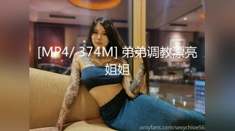 清纯小妹露脸让两个渣男小哥玩弄，乖巧听话听狼友指挥，掰开粉嫩的骚穴给狼友看，大鸡巴直接插入浪叫不止