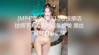 骚逼美少妇、在浴室就自摸了起来，这寂寞的深夜，脸上享受的快感像在看电影的高潮部分！