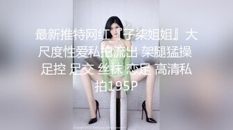 大神偷拍美女裙底吊带裙美女逛街柜台灯照亮性感窄内逼痕迹明显黄色超短裙极品身材骚货丁字裤露出两边阴唇