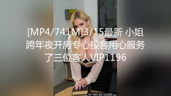 精致美女与摄影师先拍摄，把持不住开操