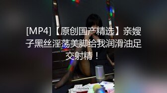 家庭摄像头监控，夫妻俩哄妹妹睡着后，在旁边就做爱 啪啪啪的床吱吱声，动静这么大厉害啊，最后狂内射！