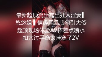 [MP4/ 224M] 妹子撅着屁屁被大肉棒后入 不过瘾还要拿个超大假鸡吧交换着插