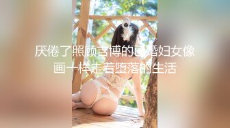 厌倦了照顾吉博的已婚妇女像画一样走着堕落的生活