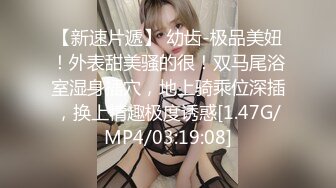 丰满身材骚气少妇演绎勾引外卖小哥3P啪啪 开裆丝袜高跟鞋上位骑乘边口交 很是诱惑喜欢不要错过