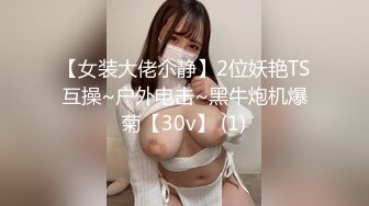 长得超漂亮的文艺范年轻小美女和老公一起酒店约网友玩群交