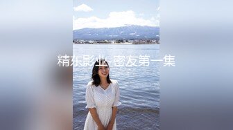 十月流出国内厕拍大神潜入雨天公园隔板女厕偷拍美女尿尿红鞋眼镜妹手机玩的入神被人拍脸也没有察觉